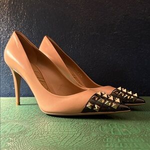 Valentino Rockstud Alcove 90mm pumps in blush leather with black patent cap-toe